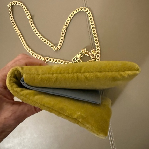 Gucci Limited Edition Green Velvet Extra
Large Sunglasses Case/Pouch with Chain - Picture 6 of 8